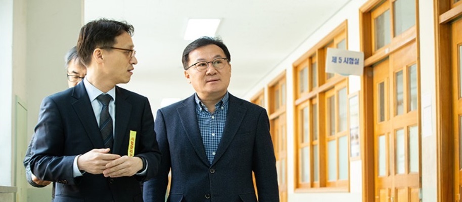 Hwang Seo Chong(The Minister of personnel management) visited examination site for recruiting grade 5